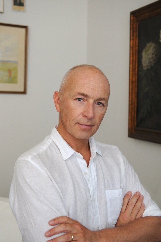 Tobias Bonn backdrop