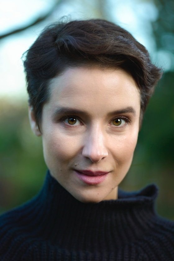 Beatriz Romilly backdrop