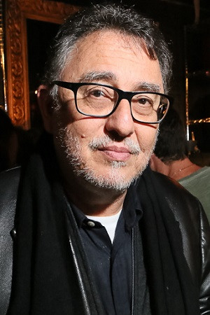 Kláudio Káns backdrop