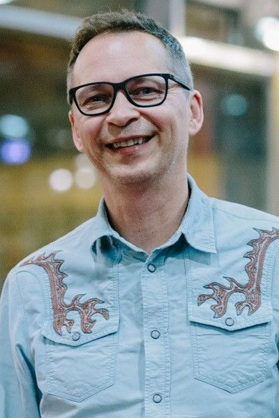 Chris Raiber backdrop