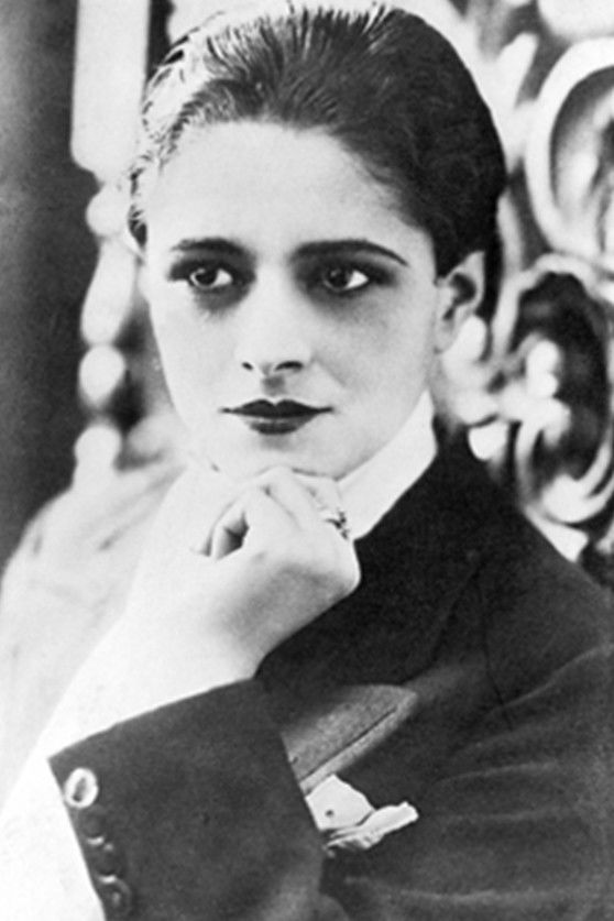 Mercedes Simone backdrop