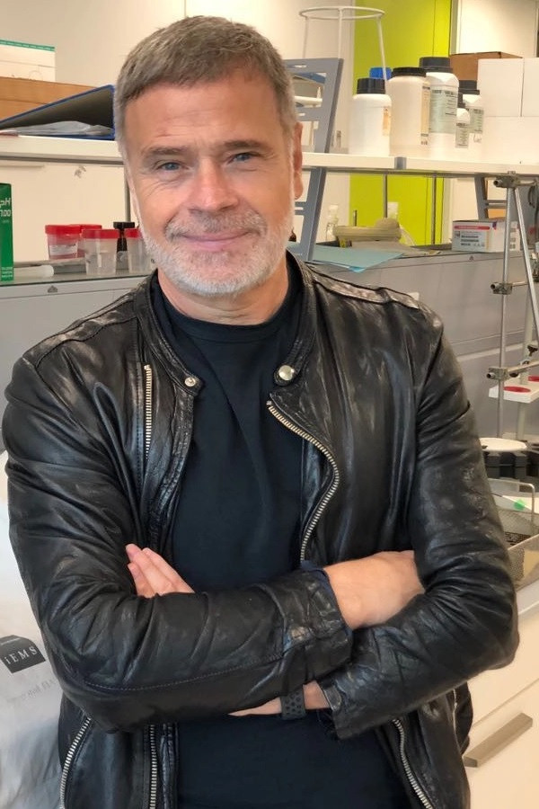 Javier Alaiza backdrop