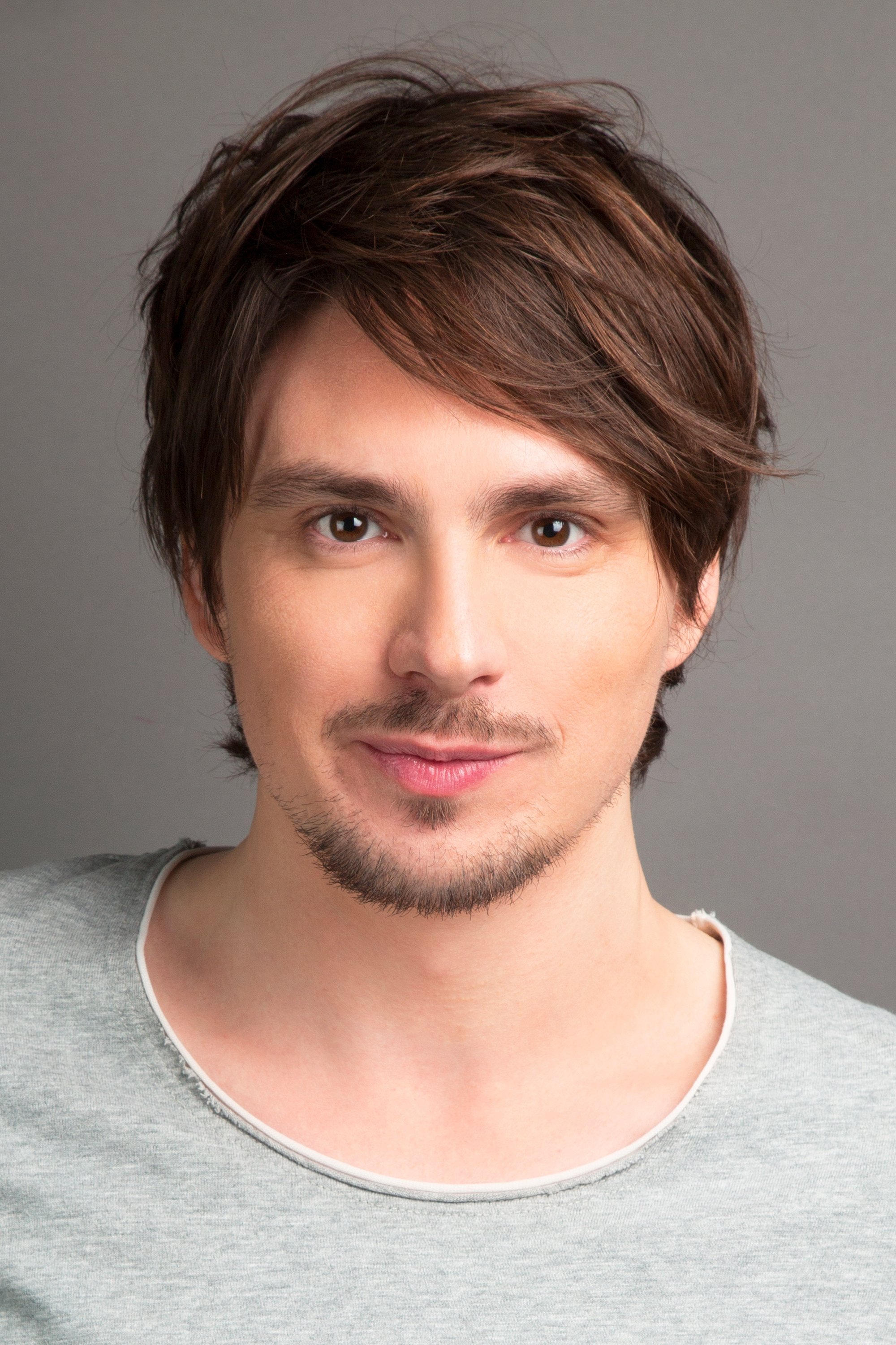 Guillermo Guiz backdrop