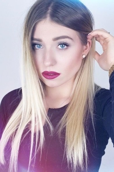 Bianca Heinicke backdrop