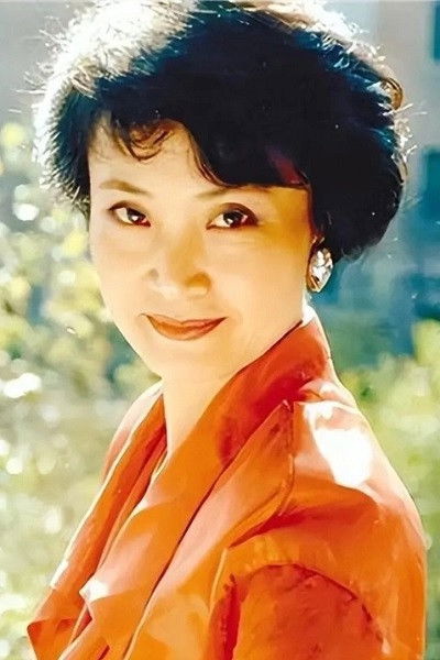 Chunxia Yang backdrop