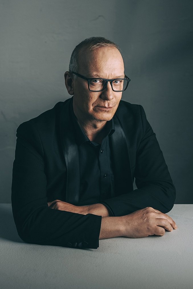 Uroš Smolej backdrop