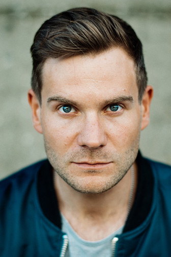 Lukas Piloty backdrop