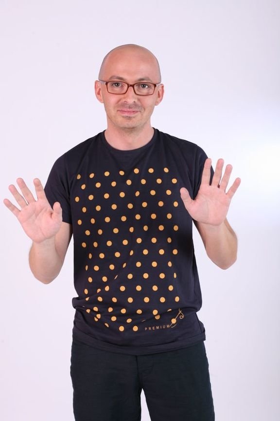 Claudiu Maier backdrop