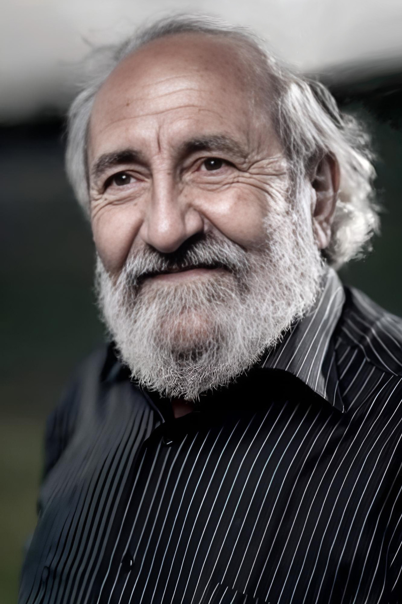 Athmane Ariouet backdrop