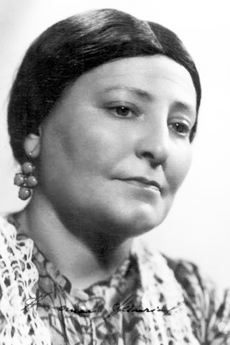 Pierina Dealessi backdrop