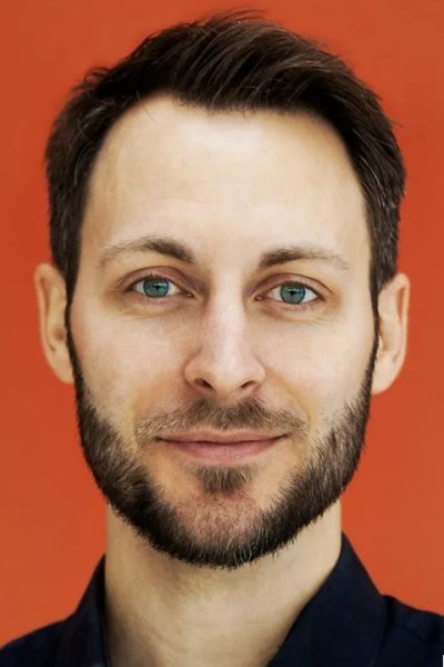 Tobias Lunn Nielsen backdrop