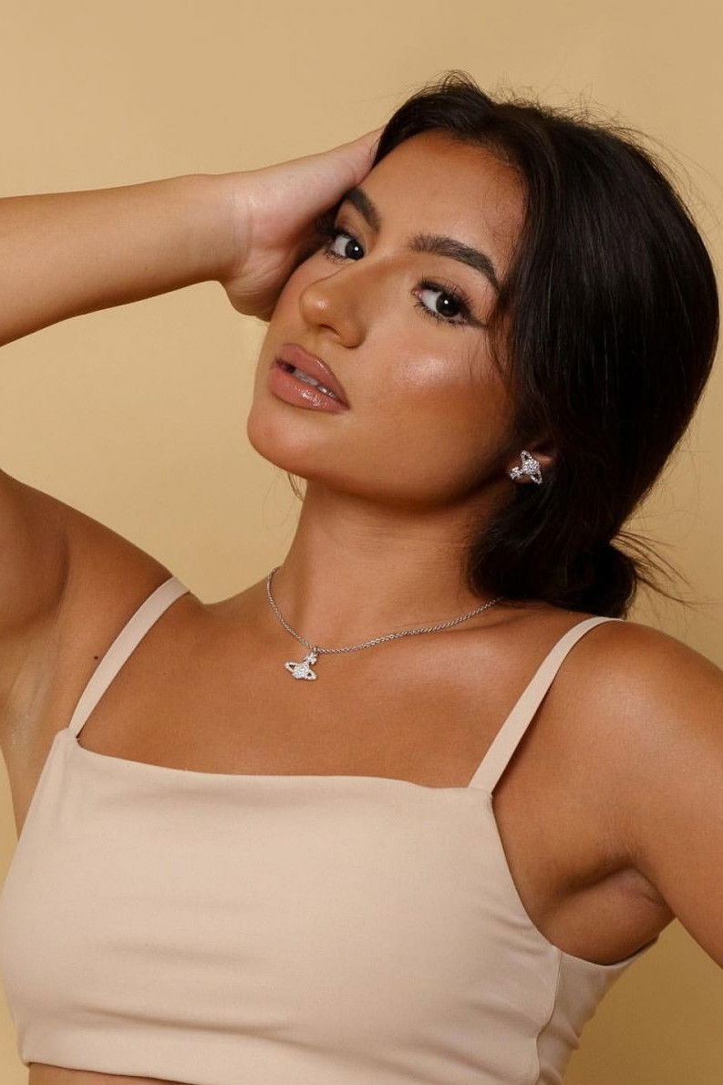 Tati McQuay backdrop