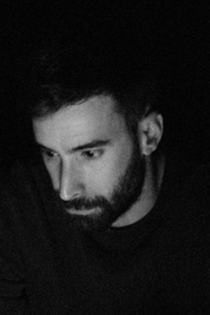 Luís Costa backdrop