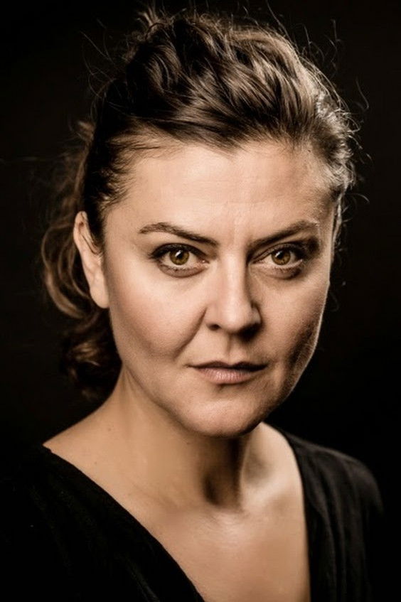 Isabela Neamțu backdrop