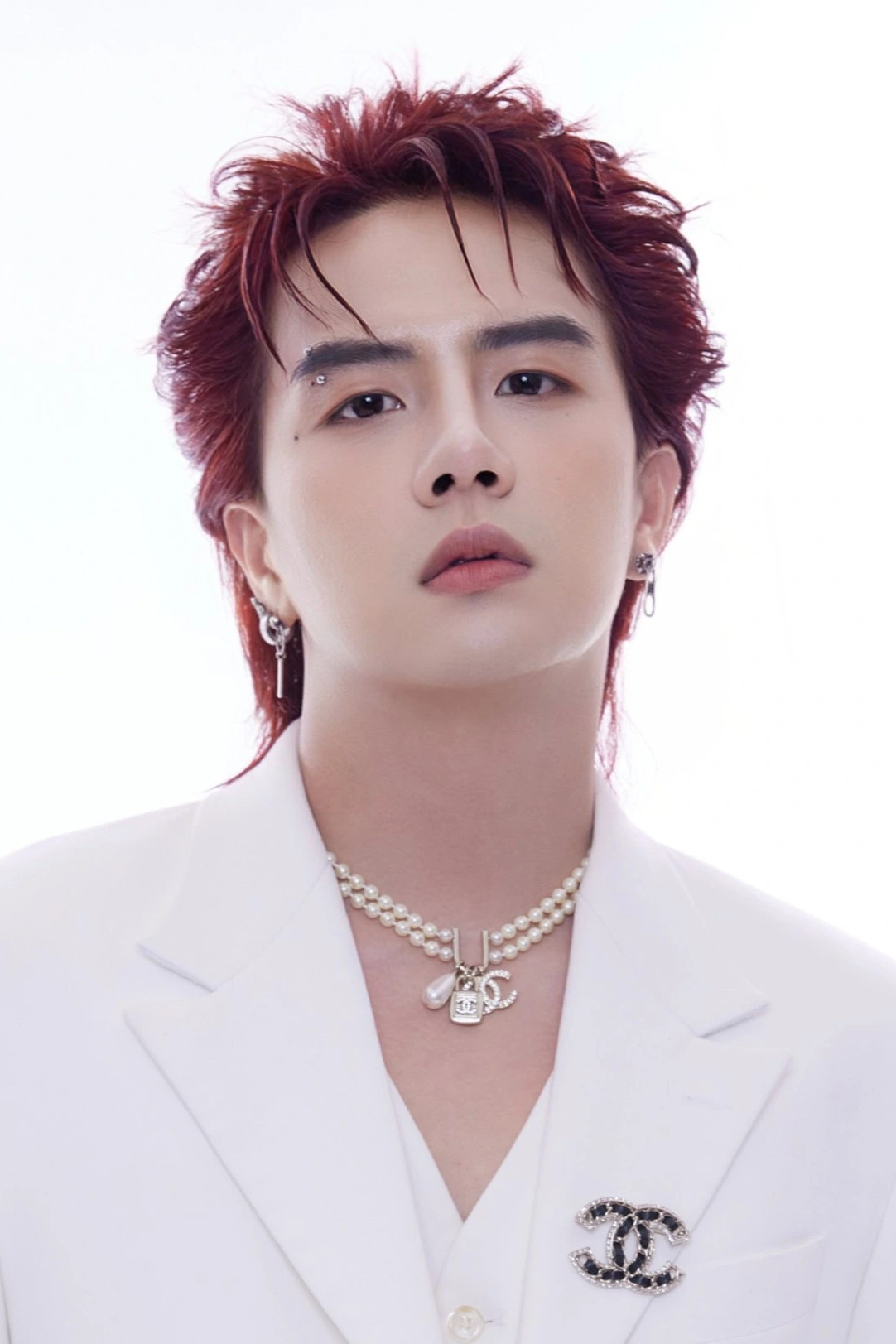 Duy Khánh Zhou Zhou backdrop