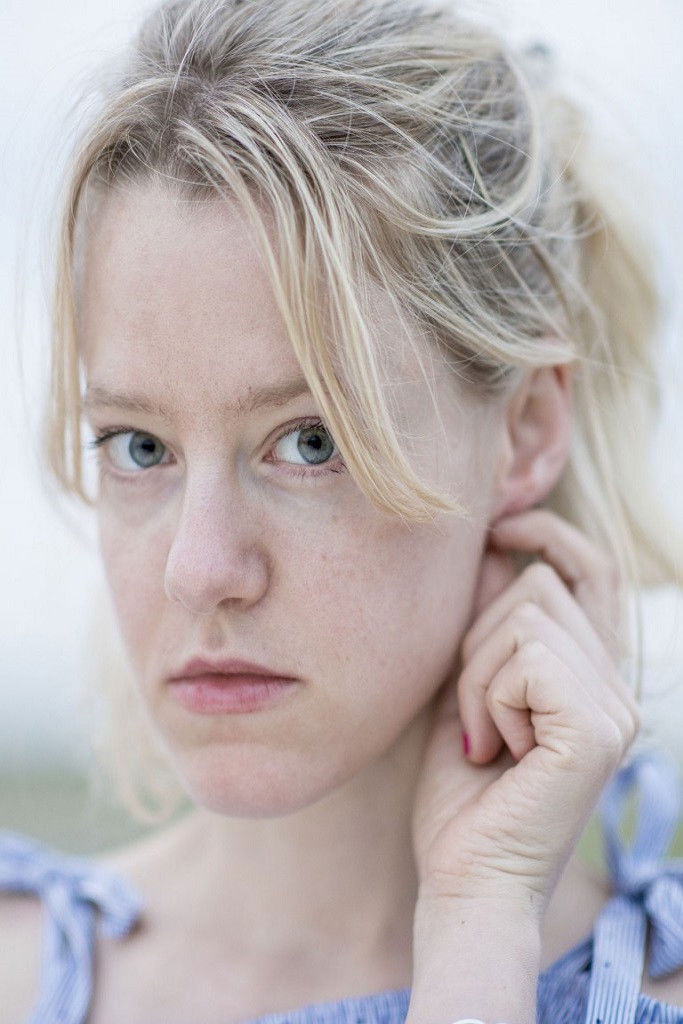 Julia Zange backdrop