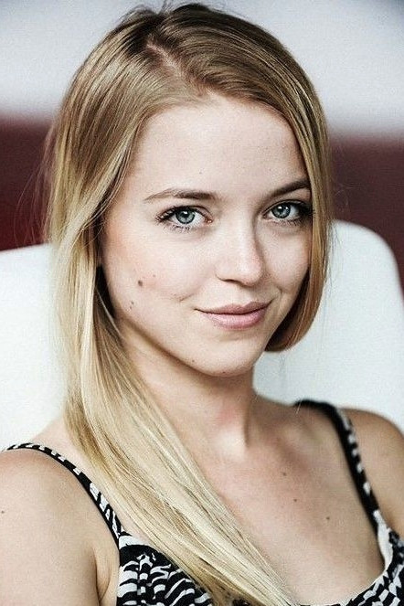 Nina Lopata backdrop