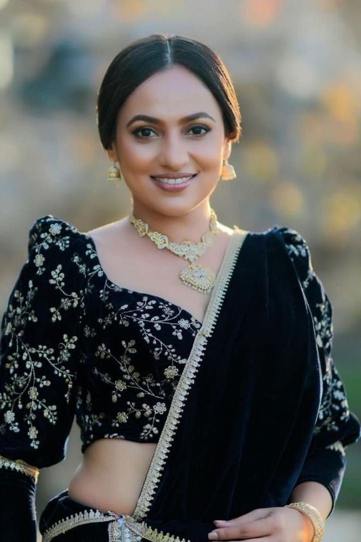 Udari Warnakulasooriya backdrop