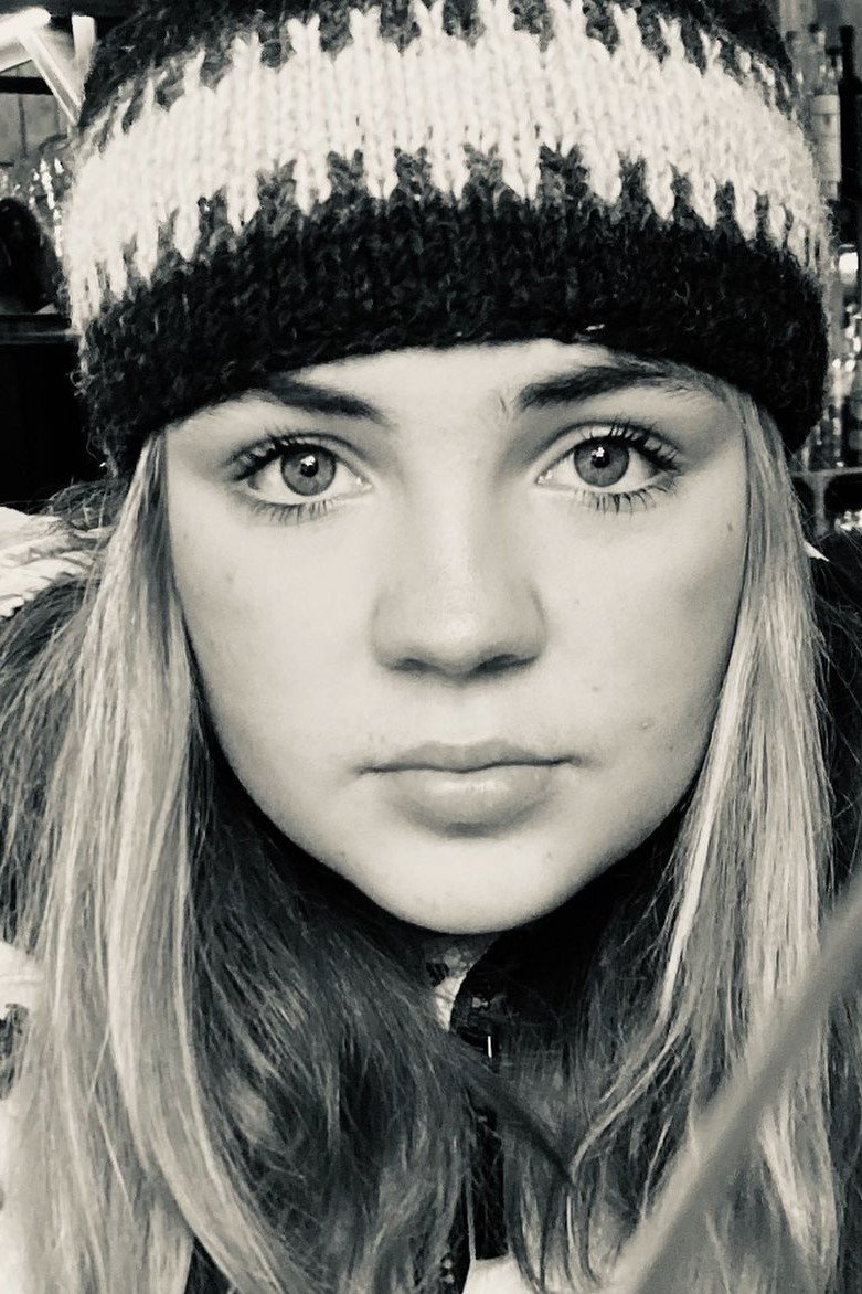 Minti Gorne backdrop