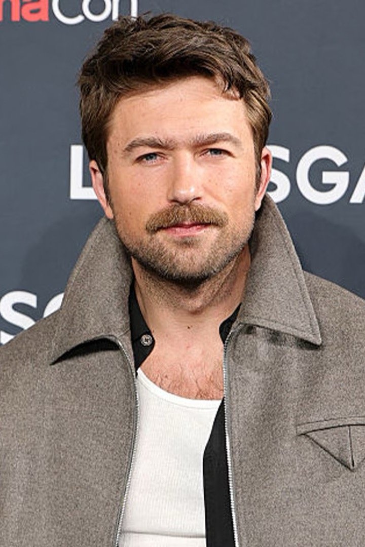 Brandon Sklenar backdrop