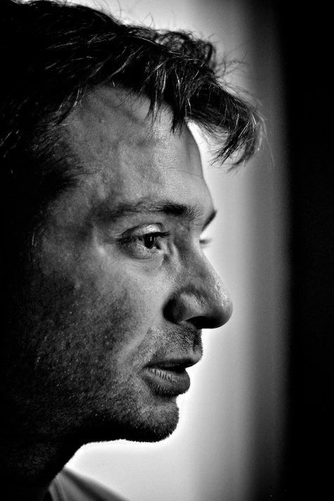 Elzemann Neves backdrop