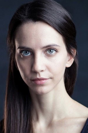 Gledis Cinque backdrop