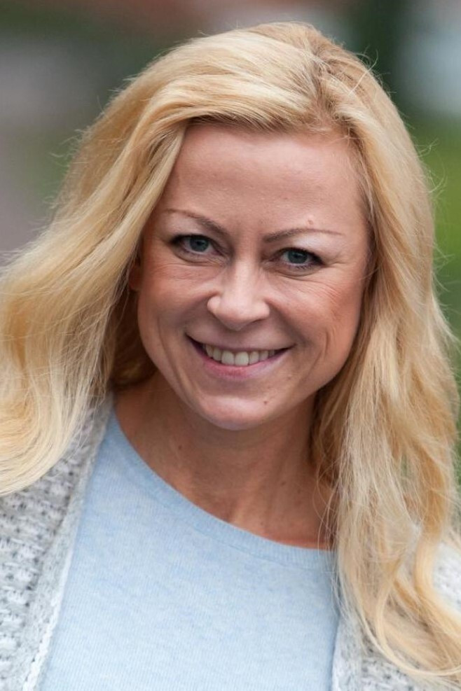 Xheni Elvers backdrop