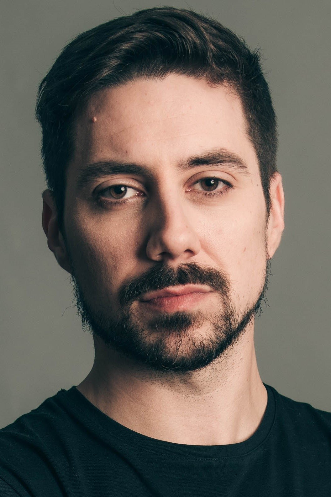 Adrián Ríos backdrop