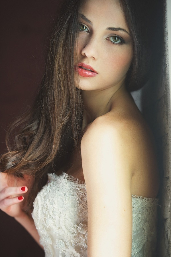 Adua Del Vesco backdrop