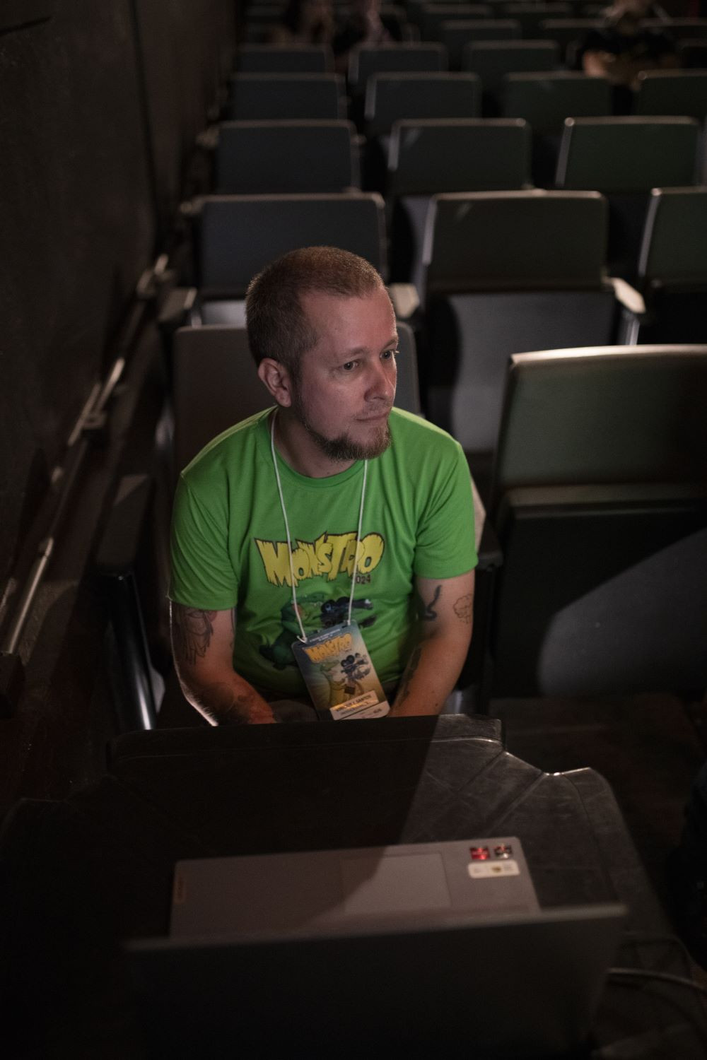 Vinicius J. Santos backdrop