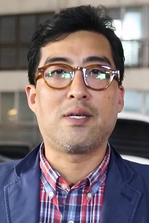 Son Jung-woo backdrop