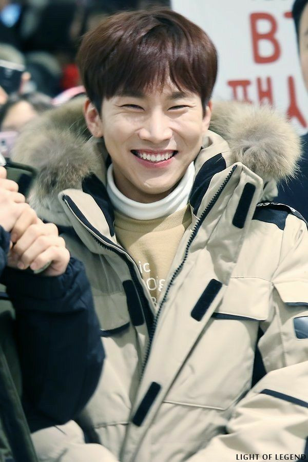 Seo Eun-kwang backdrop