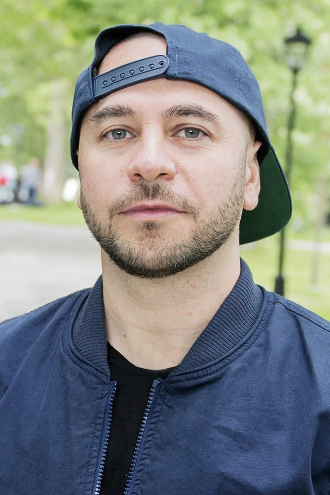 Felipe Leiva Wenger backdrop