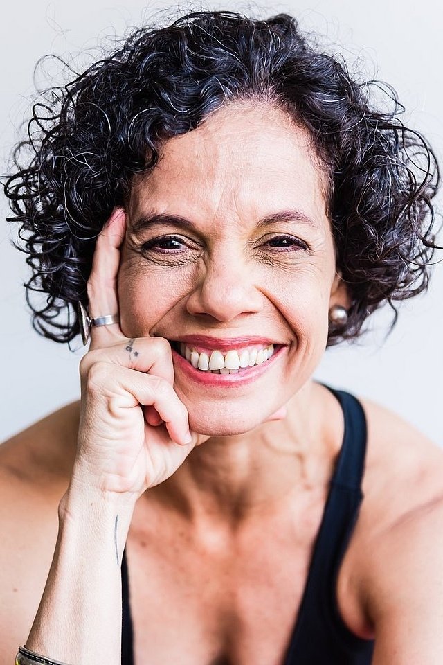 Ana Paula Bouzas backdrop