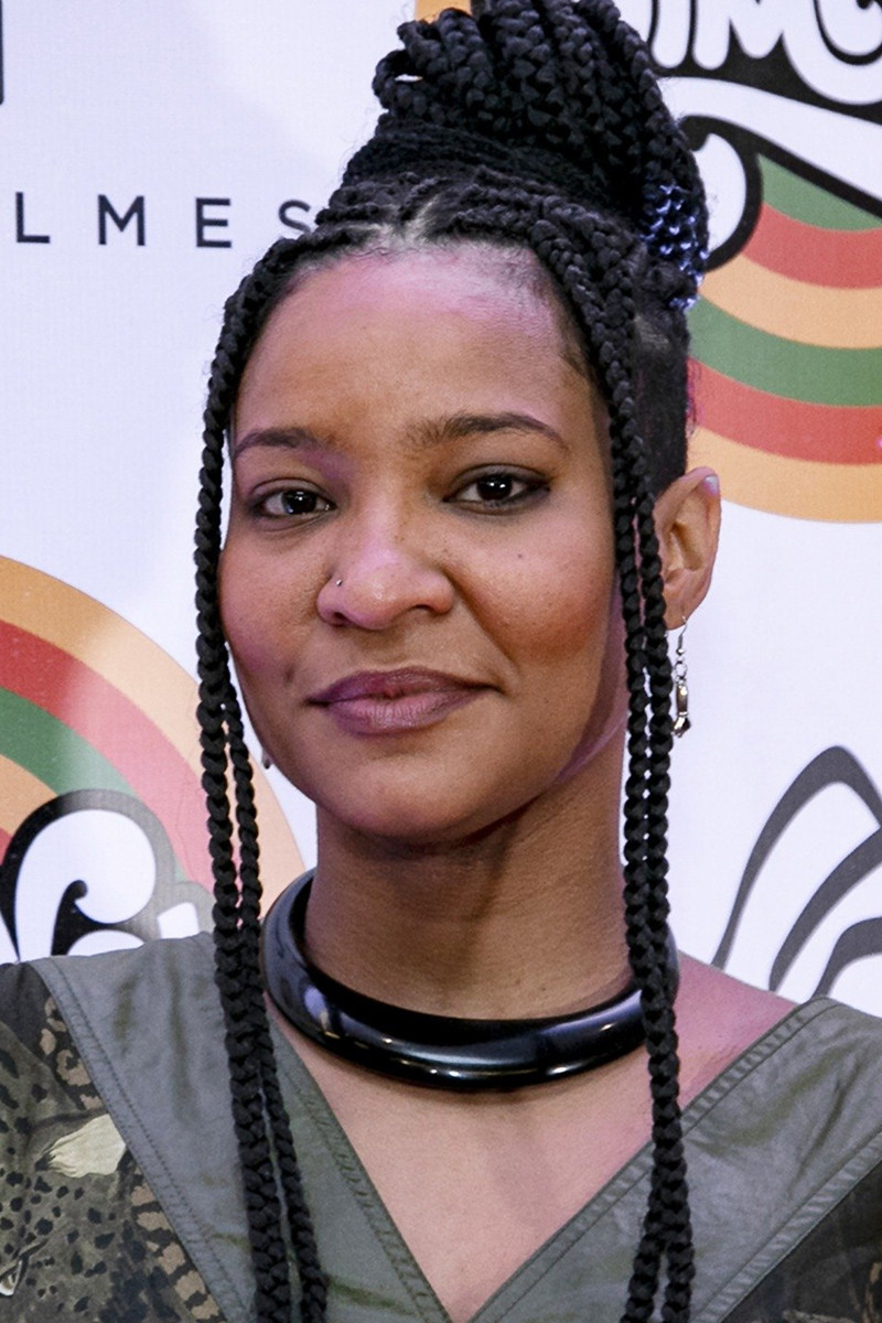 Larissa Luz backdrop