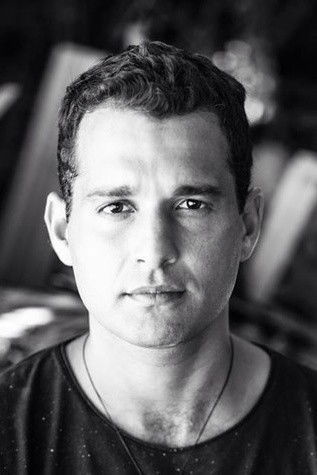 Daniel Ávila backdrop