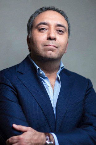 Yannis Chebbi backdrop