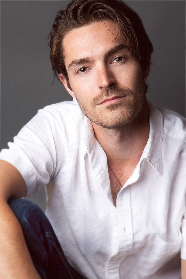 Tajler Shnabel backdrop