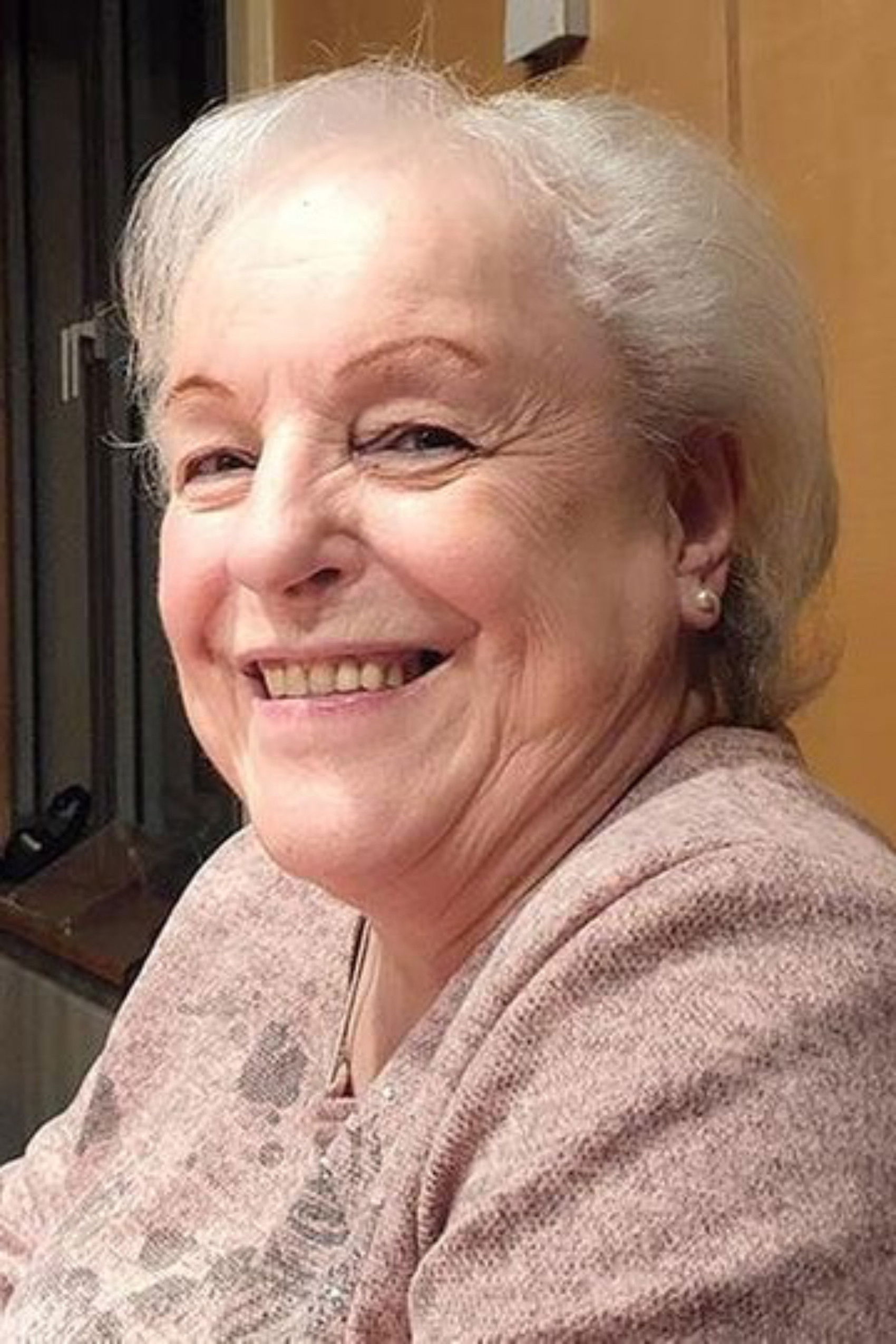 Julia Hamari backdrop