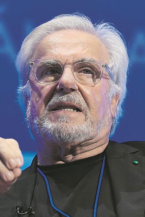 Francisco Simões backdrop