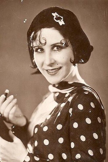 Amelia Muñoz backdrop