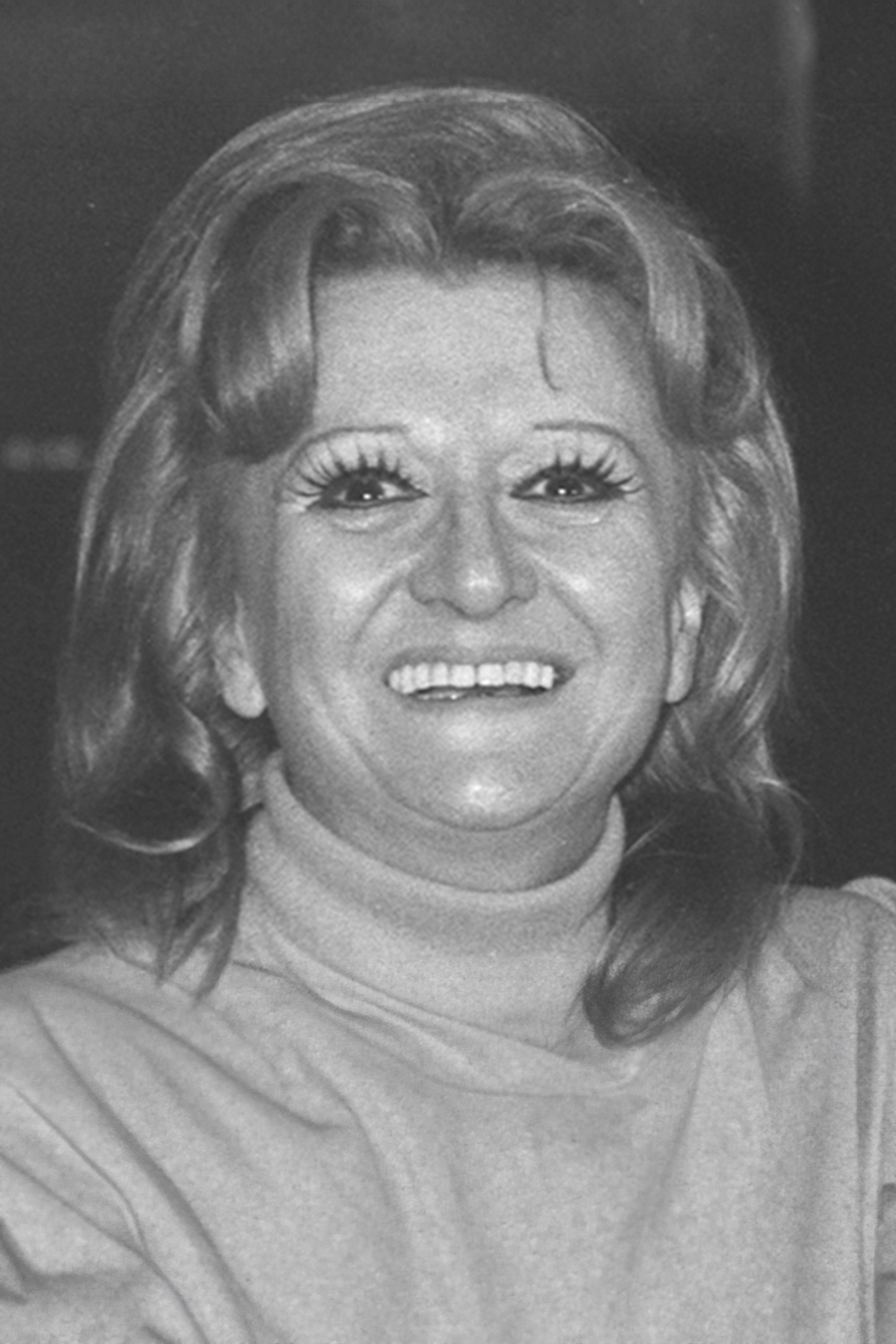 Nisa Serezli backdrop