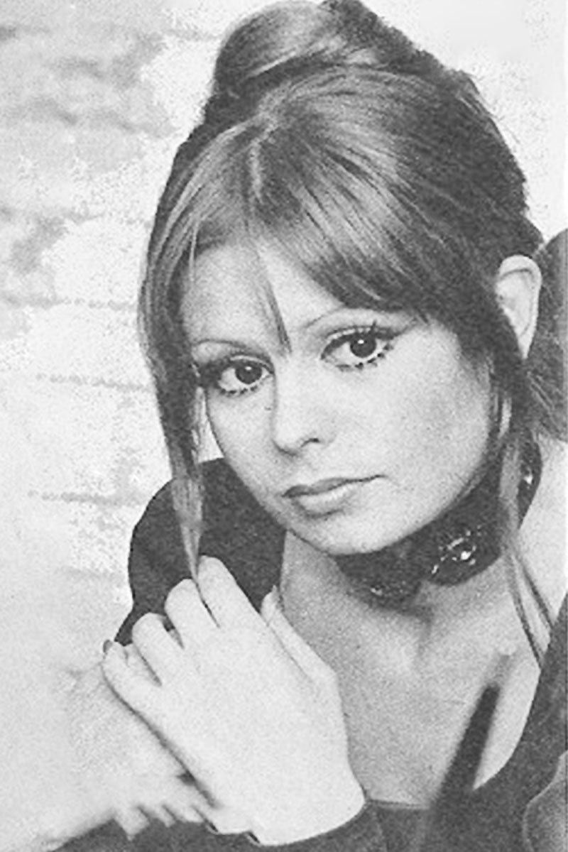 Silvia Mores backdrop