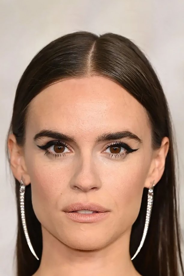 Ema Horvath backdrop