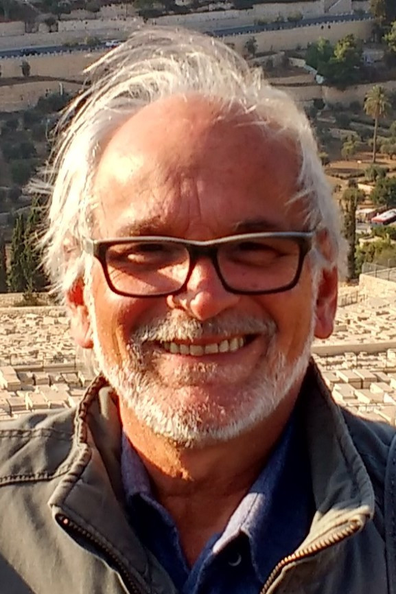 Omar Luiz de Barros Filho backdrop