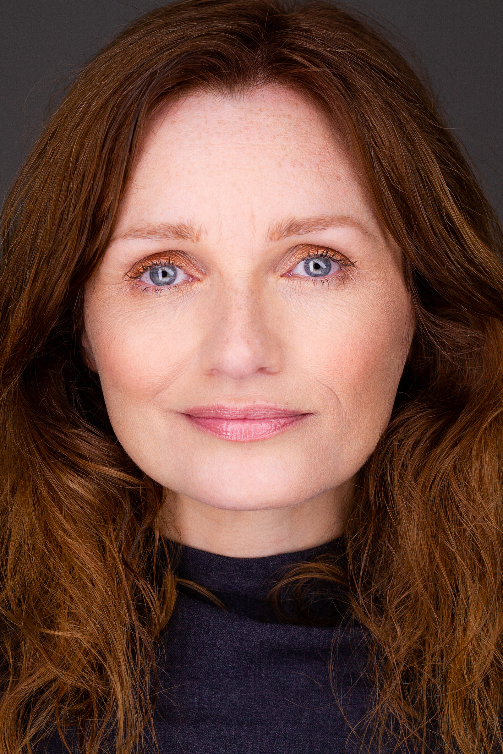 Ejmë Hërler backdrop