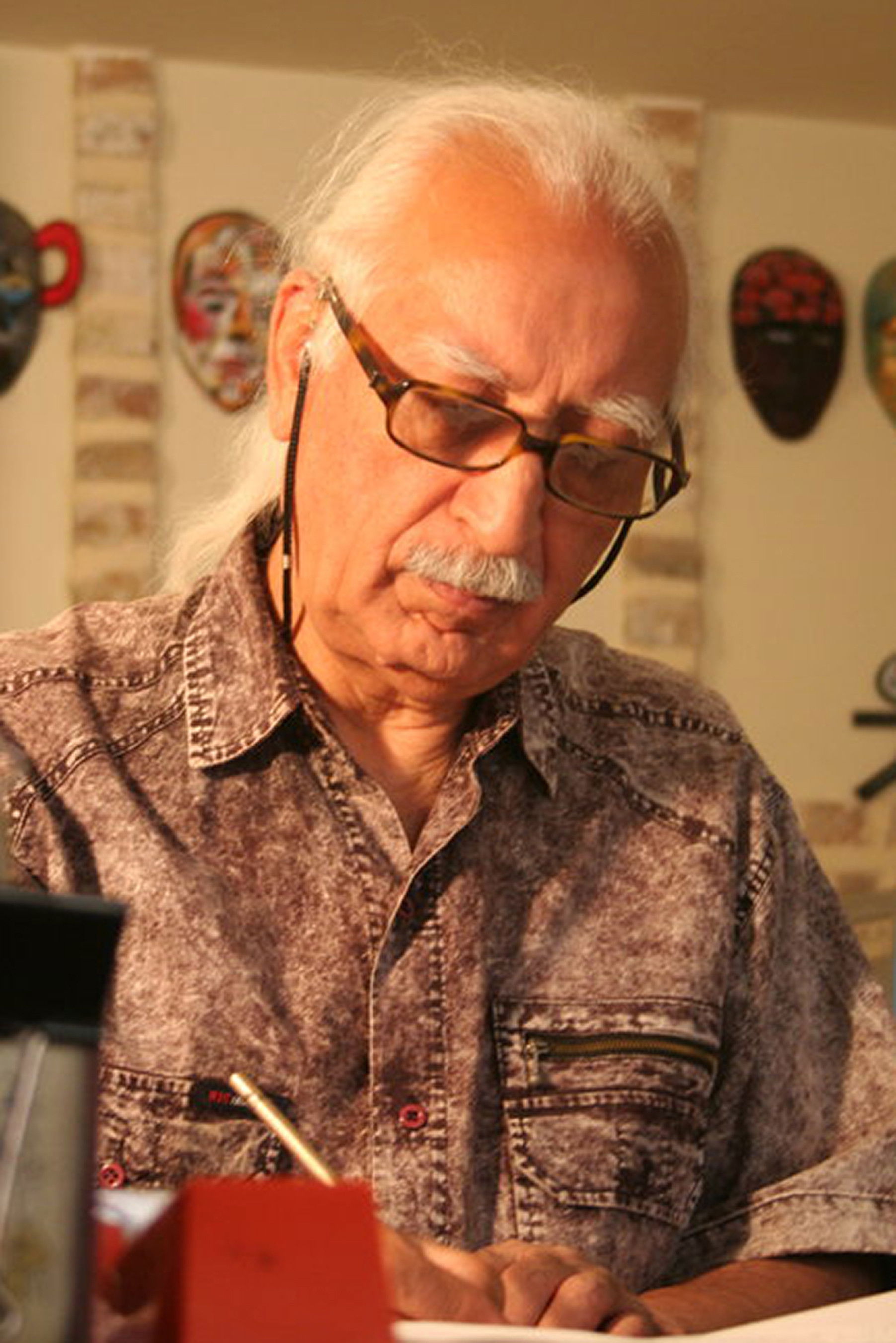 Noureddin Zarrinkelk backdrop