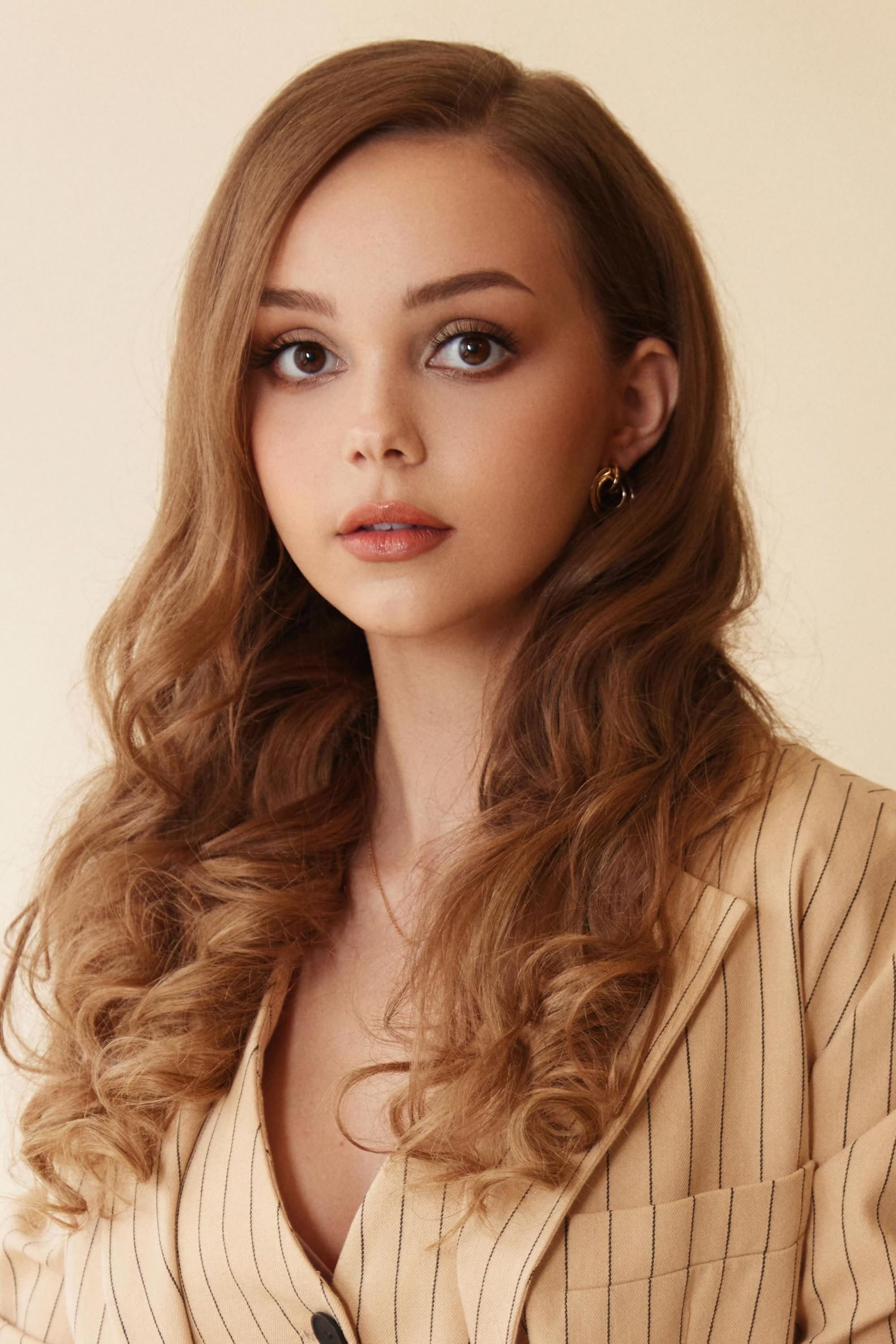 Savannah May backdrop