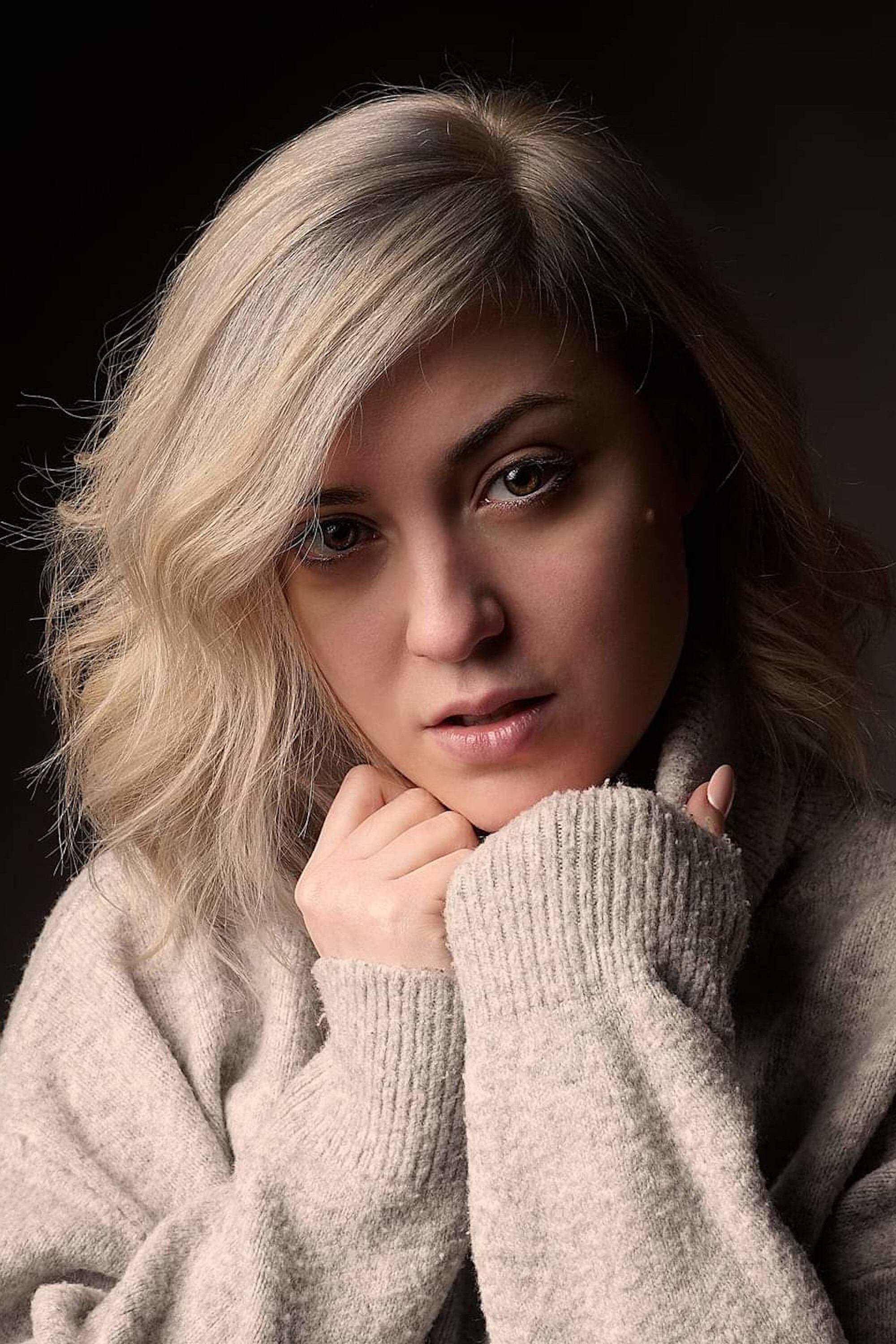 Dunia Rodríguez backdrop