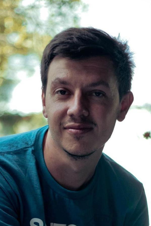 Anderson Simão backdrop